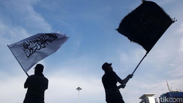 Massa Ramai-ramai Kibarkan Bendera Tauhid di Medan Merdeka