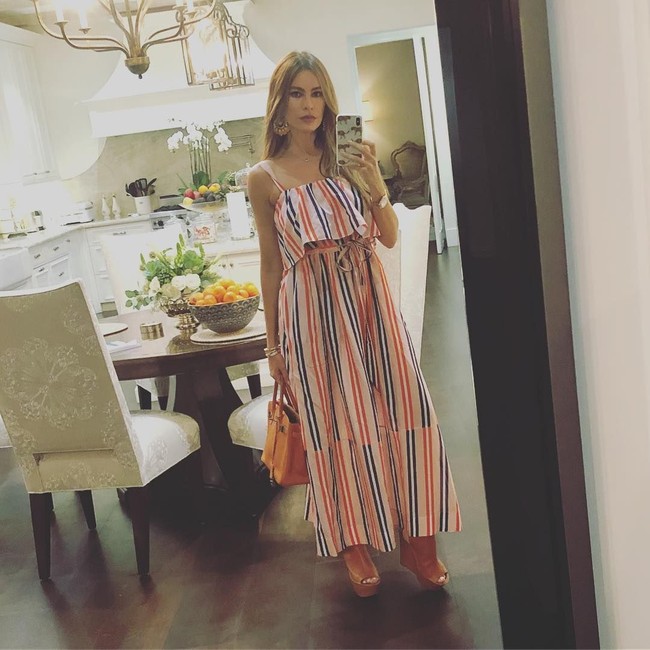Di akun Instagram-nya, Sofia Vergara terlihat sering menerapkan long dress yang membuat gayanya tampak selalu feminin. Foto: Instagram @sofiavergara