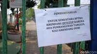 Poster pengumuman penutupan sementara juga dipasang di pagar RPTRA Krendang. Poster pengumuman penutupan sementara juga dipasang di pagar RPTRA Krendang.