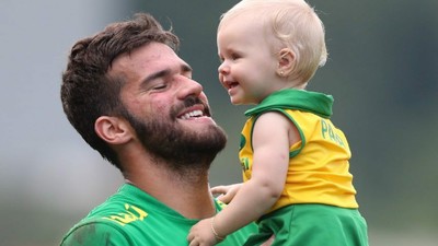 Momen Hangat Kiper Liverpool Alisson Becker Bareng Putrinya