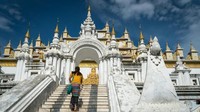 Di Myanmar, emas adalah barang suci. Hampir 90% penduduk Myanmar beragama Buddha dan menurut Harvard Divinity School’s Religious Literacy Project emas sangat penting bagi mereka karena mewakili matahari yang kemudian dikaitkan dengan pengetahuan juga pencerahan (Vivien Cumming/BBC Travel)/BBC Travel)