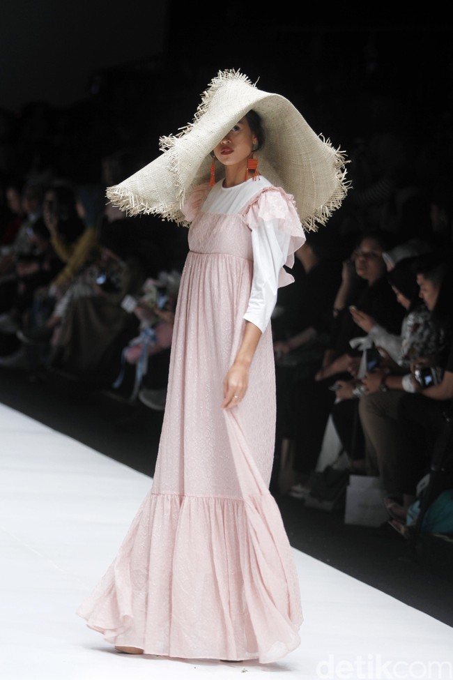 Fashion show rancangan busana terbaru Barli Asmara yang terinspirasi kota Paris yang romantis di Jakarta Fashion Week 2019, Senayan City, Jakarta. Foto: Mohammad Abduh/Wolipop