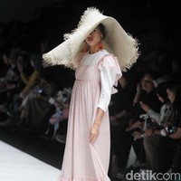 Fashion show rancangan busana terbaru Barli Asmara yang terinspirasi kota Paris yang romantis di Jakarta Fashion Week 2019, Senayan City, Jakarta. Foto: Mohammad Abduh/Wolipop