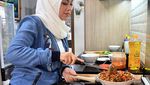 Hits Banget! Ini Gaya Shanty, Istri Denny Cagur Saat Kulineran