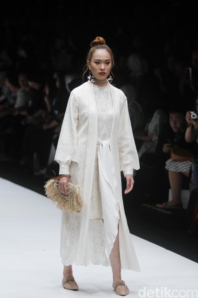 Fashion show rancangan busana terbaru Barli Asmara yang terinspirasi kota Paris yang romantis di Jakarta Fashion Week 2019, Senayan City, Jakarta. Foto: Mohammad Abduh/Wolipop