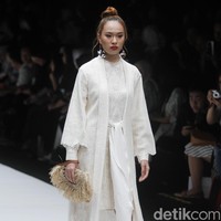 Fashion show rancangan busana terbaru Barli Asmara yang terinspirasi kota Paris yang romantis di Jakarta Fashion Week 2019, Senayan City, Jakarta. Foto: Mohammad Abduh/Wolipop