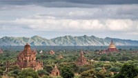 Nama negaranya adalah Myanmar yang begitu menyakralkan emas. Dapat ditemui dalam segala hal, mulai dari obat tradisional hingga krim wajah, dan kadang bahkan ditambahkan ke minuman atau makanan (Vivien Cumming/BBC Travel)