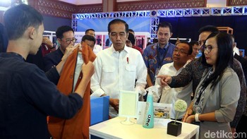 Sebelum membuka pameran tersebut, Jokowi menyempatkan diri untuk meninjau beberapa booth yang dilewatinya. 