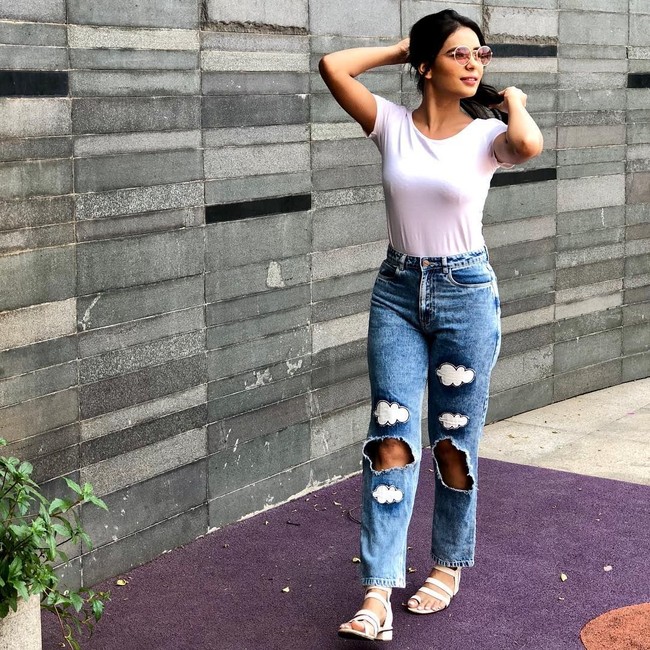 Sonal Vengurlekar merupakan model dan aktris India yang tengah populer lewat serial Saam Daam Dand Bhed. Sebelumnya dia juga mendapatkan peran utama dalam serial Shastri Sisters. Foto: Dok. Instagram