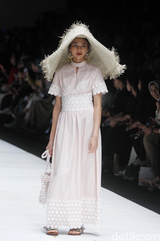 Fashion show rancangan busana terbaru Barli Asmara yang terinspirasi kota Paris yang romantis di Jakarta Fashion Week 2019, Senayan City, Jakarta. Foto: Mohammad Abduh/Wolipop