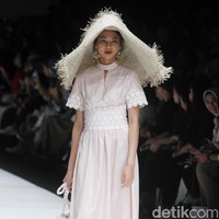 Fashion show rancangan busana terbaru Barli Asmara yang terinspirasi kota Paris yang romantis di Jakarta Fashion Week 2019, Senayan City, Jakarta. Foto: Mohammad Abduh/Wolipop