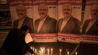 Sejumlah warga pun menyalakan lilin untuk memberikan penghargaan terakhir untuk Jamal Kashoggi. Chris McGrath/Getty Images.