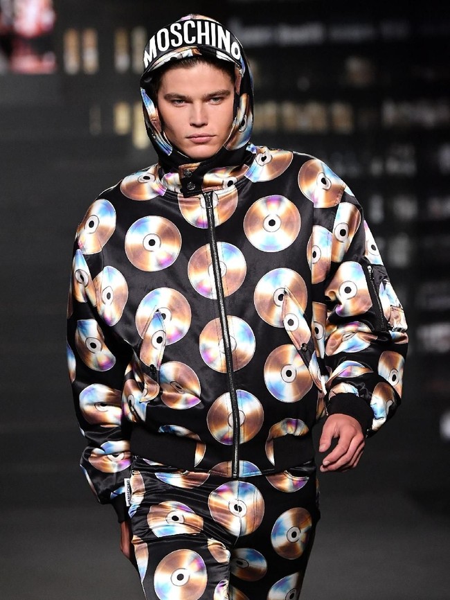 Panggung runway dirancang layaknya Times Square di New York lengkap dengan billboard, tembakan cahaya dari lampu jalanan dan street cart. Koleksi kali ini sarat akan nuansa eklektik yang memadukan berbagai gaya dari berbagai era. (Foto: Getty Images)