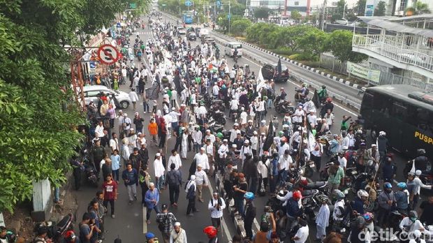 Massa Demo di Depan Markas GP Ansor