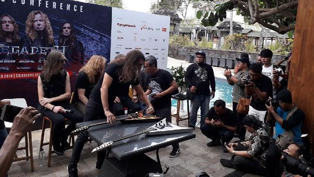 Megadeth Lelang 2 Gitar Untuk Sumbang Korban Gempa Sulteng