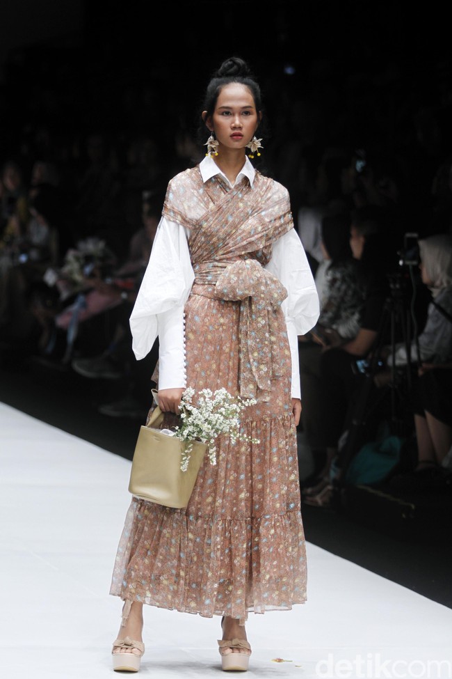 Fashion show rancangan busana terbaru Barli Asmara yang terinspirasi kota Paris yang romantis di Jakarta Fashion Week 2019, Senayan City, Jakarta. Foto: Mohammad Abduh/Wolipop