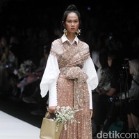 Fashion show rancangan busana terbaru Barli Asmara yang terinspirasi kota Paris yang romantis di Jakarta Fashion Week 2019, Senayan City, Jakarta. Foto: Mohammad Abduh/Wolipop