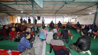 Ani dan SBY juga berbincang-bincang dengan para AGL (Anak Gunung Lawu, pencinta alam) dan komunitas Amuba (kelompok anak muda yang ingin mengembangkan entrepreneurship dan ekonomi Indonesia) (Ani Yudhoyono/Instagram)