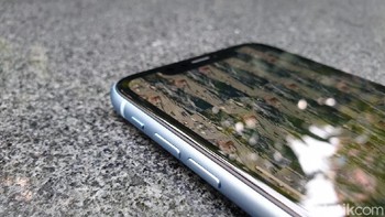 Tombol volume dan silence mode masih di sisi kiri. (Foto: detikINET/Adi Fida Rahman)