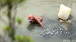 Kisah Para Pencari Cacing Sutra, Memancing Rezeki di Kali Ibukota