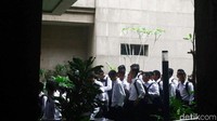 Tes CPNS yang dilaksanakan di Kantor Wali Kota Jakarta Selatan ini pun untuk bagian Kementerian Aparatur Negara dan Reformasi Birokrasi (Kemenpan RB) dan Kementerian Hukum dan HAM (Kemenkumhan).