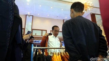 Ia pun terhenti di salah satu booth dan membeli jaket seharga Rp 400 ribu. Ia bangga mengenakan produk lokal dan karya anak bangsa.  
