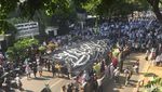 Potret Bendera Berkalimat Tauhid Raksasa di Medan Merdeka