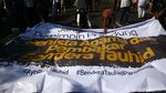 Massa Ramai-ramai Kibarkan Bendera Tauhid di Medan Merdeka