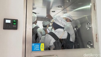 Sudah pakai seragam khusus, silakan melangkah ke ruangan air shower berisikan maksimal 10 org untuk disemprot agar tak ada debu-debu halus. (Foto: detikINET/Kris Fathoni)