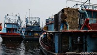 Kapal-kapal nelayan tersebut tidak bisa melaut karena proses perizinan yang tak kunjung selesai. Direktur Jenderal Perikanan Tangkap, Kementerian Kelautan dan Perikanan (KKP) Zulficar Mochtar mengatakan, segala perizinan bagi nelayan dengan kapal di bawah 30 GT, segala perizinannya sudah diserahkan ke Provinsi. 