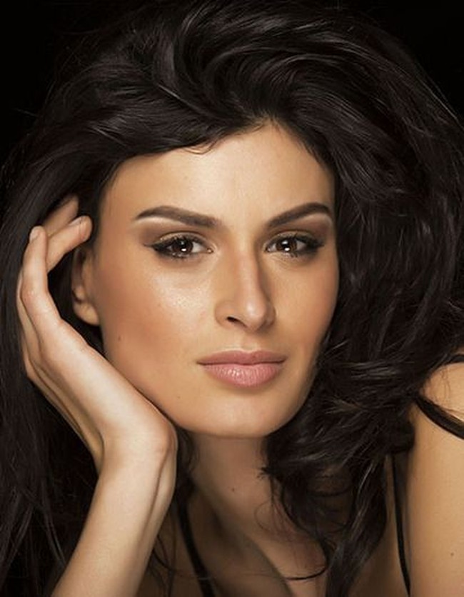 Miss Italy, Sophia Sergio juga pingsan saat bertemu gubernur di Cebu. Kedua kontestan tersebut pingsan karena cuaca di Filipina yang panas sehingga mereka mengalami dehidrasi.  Foto: dok. Miss Universe