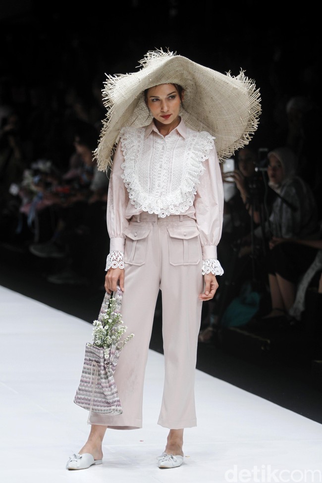 Fashion show rancangan busana terbaru Barli Asmara yang terinspirasi kota Paris yang romantis di Jakarta Fashion Week 2019, Senayan City, Jakarta. Foto: Mohammad Abduh/Wolipop