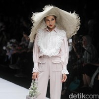 Fashion show rancangan busana terbaru Barli Asmara yang terinspirasi kota Paris yang romantis di Jakarta Fashion Week 2019, Senayan City, Jakarta. Foto: Mohammad Abduh/Wolipop