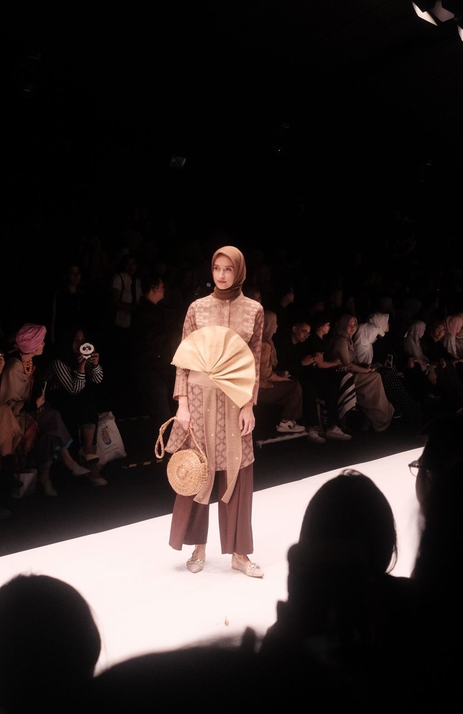 Seperti koleksinya terdahulu, Ria menampilkan sisi feminin dari wanita Korea. Ia mengambil detail kipas dari dinasti Joseon menjadi aksen cantik busananya. Foto: Silmia Putri/Wolipop