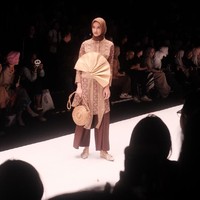 Seperti koleksinya terdahulu, Ria menampilkan sisi feminin dari wanita Korea. Ia mengambil detail kipas dari dinasti Joseon menjadi aksen cantik busananya. Foto: Silmia Putri/Wolipop