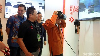 Sambil memakai jaket parka berwarna cokelat bata, ia pun menyempatkan diri mengunjungi booth Telkomsel dan disambut langsung oleh Direktur Utama Telkomsel Ririek Ardiansyah.