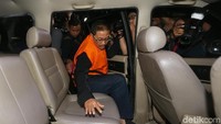 Sunjaya diduga menerima duit Rp 100 juta dari Gatot dan Rp 125 juta dari sejumlah pejabat lainnya di Cirebon. Dia juga diduga menerima gratifikasi Rp 6,4 miliar yang tersimpan dalam rekening atas nama orang lain.