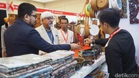 Pameran ini menampilkan  produk-produk unggulan yang diproduksi oleh para pelaku usaha UMKM dari seluruh indonesia. Calon buyer mancanegara mengunjungi booth UMKM Kerajinan Yayasan Dharma Bhakti Astra (YDBA). Istimewa/dok YDBA