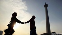 Monas tak hanya menawarkan wisata sejarah bagi para pengunjungnya tetapi juga beragam kegiatan menarik lainnya, seperti melihat pemandangan ibukota dari ketinggian, berolahraga atau bahkan hanya sekadar piknik dan bermain sepeda di pelataran Monas.