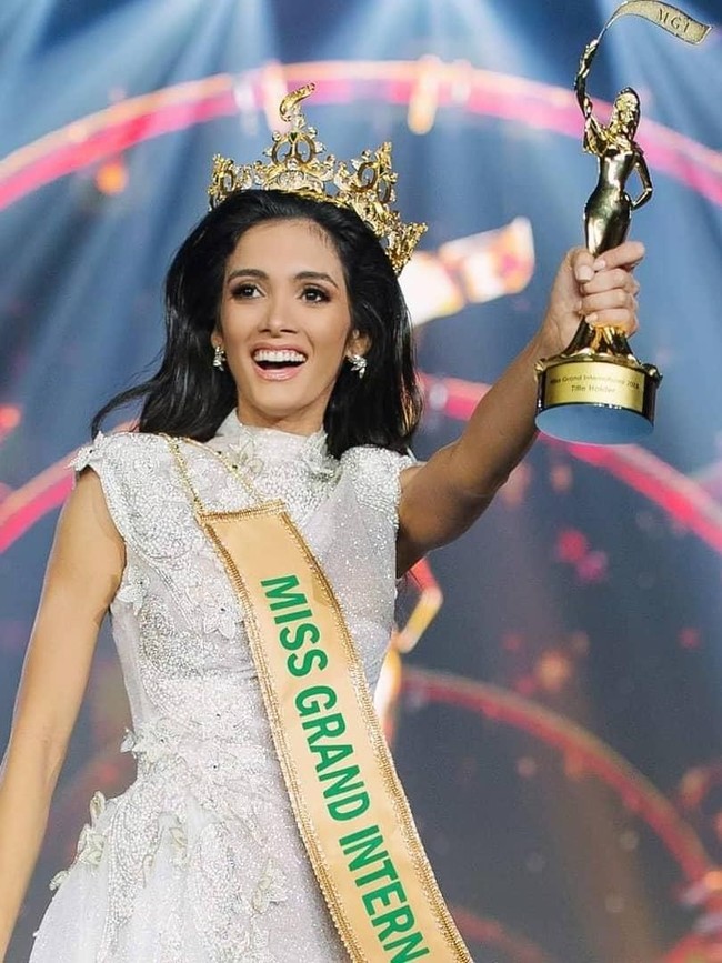 Juara terpilih Miss Grand International 2018 Clara Sosa juga kolaps di panggung pada Rabu (25/10/2018) malam di Myanmar. Dalam cuplikan video yang beredar, Clara terlihat jatuh pingsan sesaat setelah dinyatakan jadi juara Miss Grand International 2018. Foto: Instagram @_clarasosa