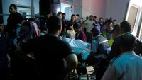Diketahui 14 orang diantaranya guru dan pelajar tewas akibat musibah tersebut. Muhammad Hamed/Reuters.