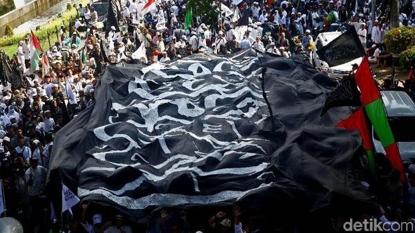 Penampakan Bendera Tauhid Raksasa di Depan Kemenko Polhukam