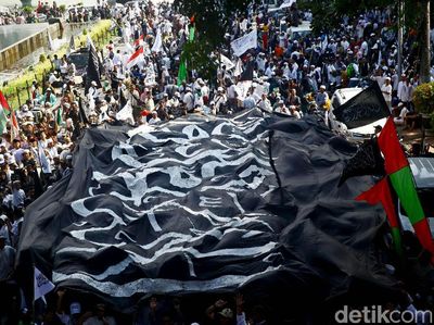 Penampakan Bendera Tauhid Raksasa di Depan Kemenko Polhukam