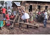 Foto Pernikahan dengan Warga Lokal Afrika Viral, Bule Ini Picu Kontroversi