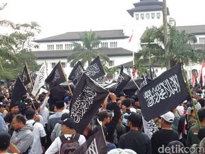 Massa Aksi Bela Tauhid Salat Ashar Berjamaah di Gedung Sate