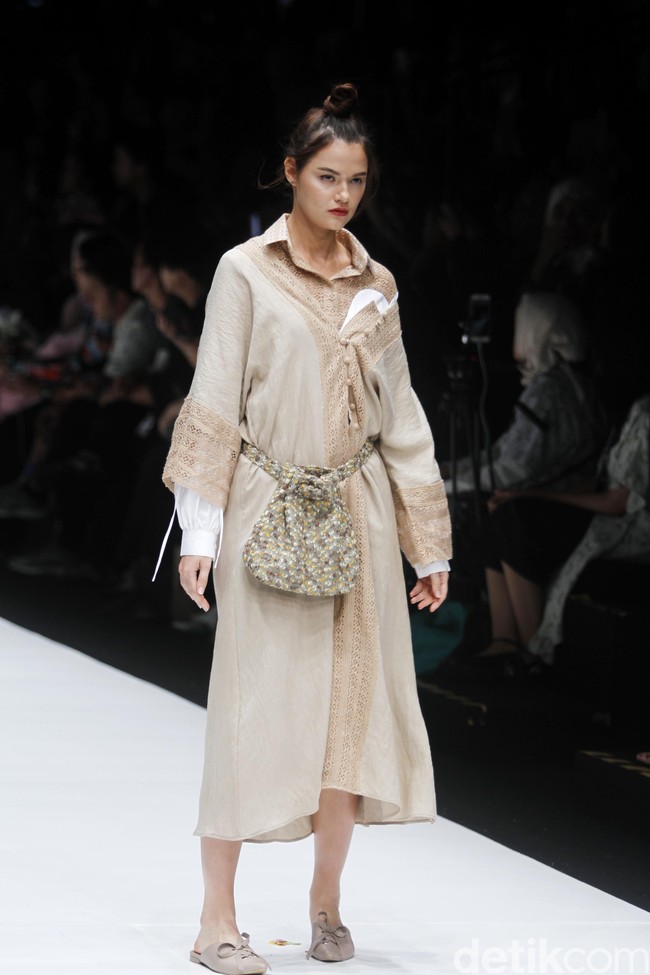 Fashion show rancangan busana terbaru Barli Asmara yang terinspirasi kota Paris yang romantis di Jakarta Fashion Week 2019, Senayan City, Jakarta. Jakarta. Foto: Mohammad Abduh/Wolipop