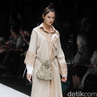 Fashion show rancangan busana terbaru Barli Asmara yang terinspirasi kota Paris yang romantis di Jakarta Fashion Week 2019, Senayan City, Jakarta. Jakarta. Foto: Mohammad Abduh/Wolipop