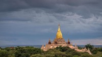 Myanmar dikenal sebagai negeri emas. Ketika bepergian ke Mandalay dan Yangon, traveler akan melihat stupa berlapis emas dan pagoda berkilau yang tersebar di seluruh pedesaan (Vivien Cumming/BBC Travel)