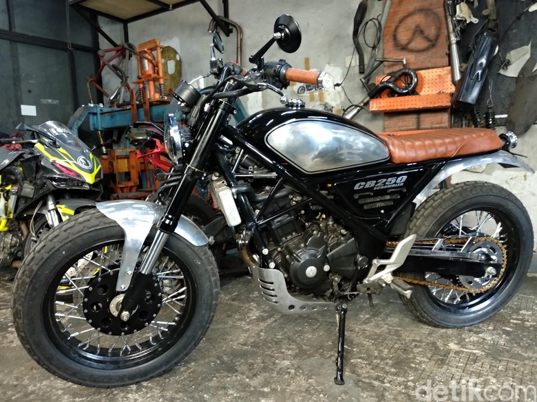 Modifikasi Motor di bengkel Baru Motor Sport. Foto: Luthfi Anshori Modifikasi Motor di bengkel Baru Motor Sport. Foto: Luthfi Anshori