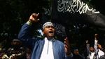Massa Ramai-ramai Kibarkan Bendera Tauhid di Medan Merdeka